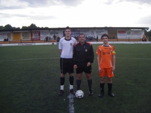 El arbitro con los capitanes del partido