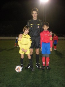 El colegiado con los capitanes del partido