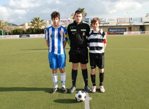 El colegiado con los capitanes del partido