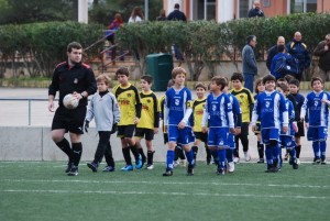 El colegiado del partido con los equipos