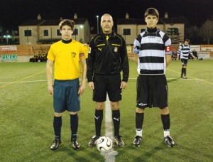 El colegiado con los capitanes del partido