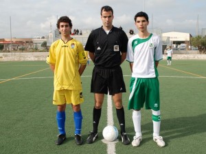 El colegiado con los capitanes del partido