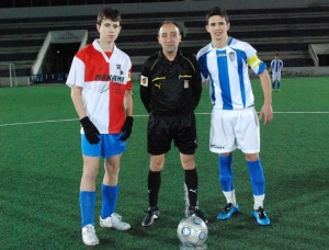 El colegiado con los capitanes del partido