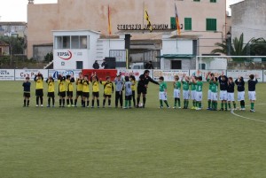 El colegiado con ambos equipos