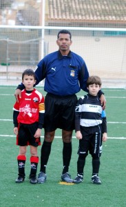 El colegiado con los capitanes del partido