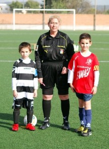 El colegiado con los capitanes del partido