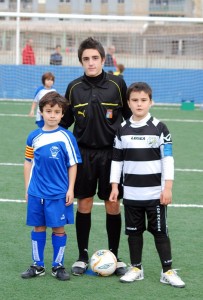 El colegiado con los capitanes del partido