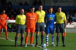 El trio arbitral con los capitanes del partido