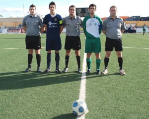 Trío arbitral con los capitanes del partido