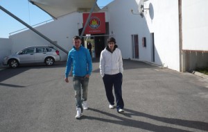 José Luis e Iñaki Valencia, saliendo ayer de las oficinas que el club deportivista tiene en el estadio de Can Misses.  d. i.