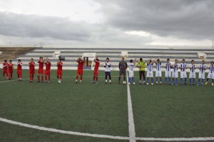 El colegiado con los dos equipos