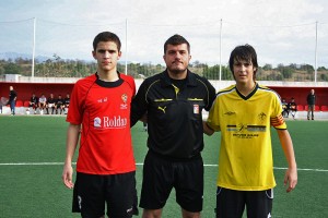 El arbitro con los capitanes del partido