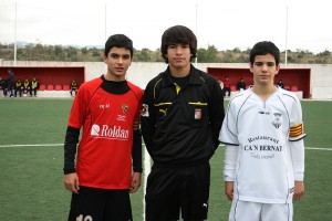 El colegiado con los capitanes del partido