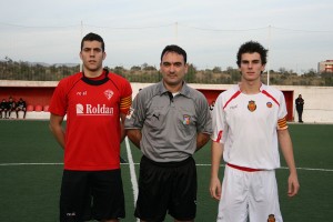 El colegiado con los capitanes del partido