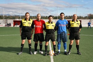 El trio arbitral con los capitanes del partido