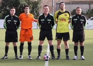 El trio arbitral con los capitanes del partido