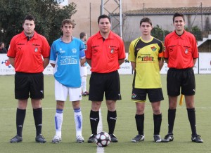 El trio arbitral con los capitanes del partido