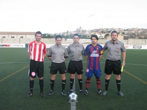 El trio arbitral con los capitanes del partido