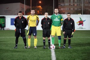 El trio arbitral con los capitanes del partido