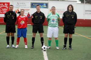 El trio arbitral con los capitanes del partido