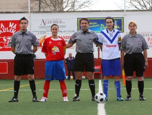 El trio arbitral con los capitanes del partido