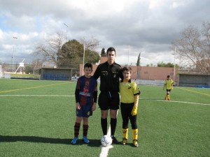 El colegiado con los capitanes del partido