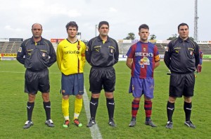 El trío arbitral con los capitanes de los equipos