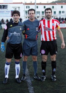 El colegiado con los capitanes del partido