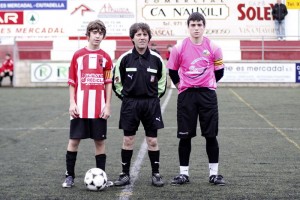 El arbitro con los capitanes del partido