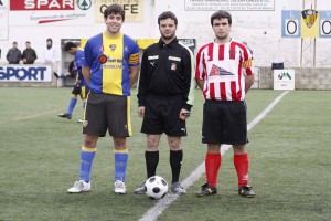 El colegiado con los capitanes del partido