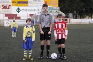 El colegiado con los capitanes del partido