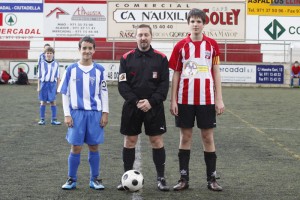 El colegiado con los capitanes del partido