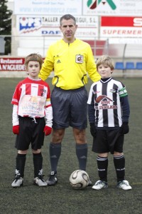 El Colegiado con los capitanes del partido