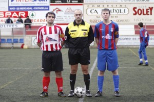 El Colegiado con los capitanes del partido