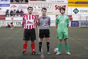 El colegiado con los capitanes del partido