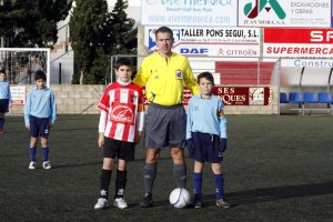 El Colegiado con los capitanes del partido