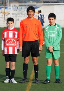 El colegiado con los capitanes del partido