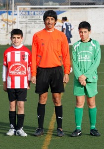 El colegiado con los capitanes del partido