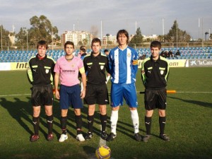 El trío arbitral con los capitanes del partido. Foto Pera de Lleida