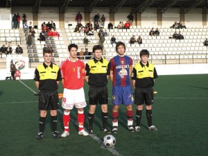 El trio arbitral con los capitanes del partido