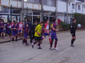 Los dos equipos con el colegiado del encuentro