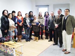 Josefina Ramis, Rosa Tomás, Vidal, García y Díaz junto a las madres presas