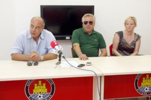 Antonio Stinà (i) durante una rueda de prensa. 