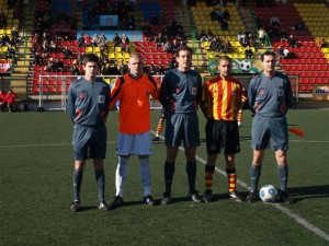 El trio arbitral con los capitanes del partido