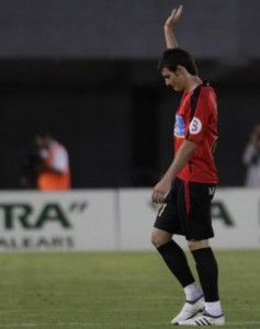 Aduriz saluda a la afición en un partido en el Ono.  Foto: M. Mielniezuk