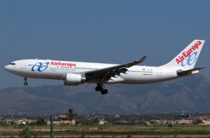 En la imagen aparece un A330-200 de la compañía Air Europa, aterrizando en el aeropuerto de Palma de Mallorca el pasado 21 de agosto de 2009. Foto: Flugzeugbilder.de / Jost Gruchel.