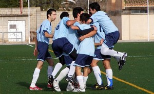 Varios jugadores del Balgyps se abrazan tras marcar un gol al Colonia. Foto: Santi Muñoz