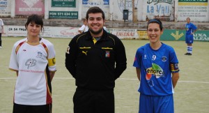 El colegiado con los capitanes del partido