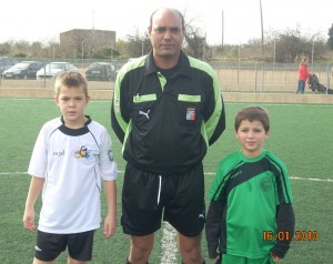 El colegiado con los capitanes del partido