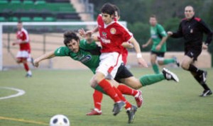 Un lance del último partido entre el Sant Jordi y la UD Ibiza.  JUAN A. RIERA